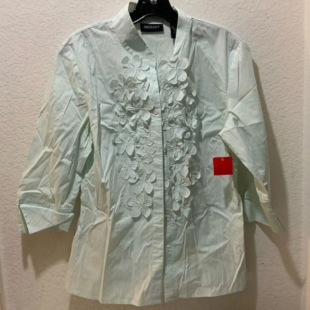 ideology top 3 D flowers blue button 12